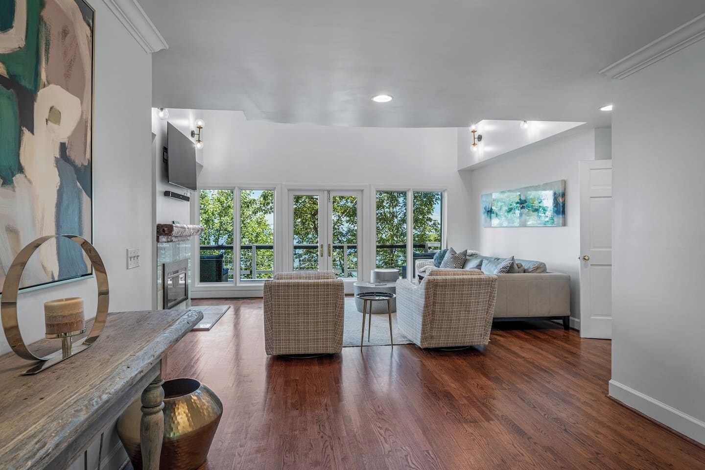 Smart TV, fireplace, offices