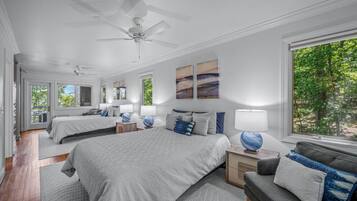 Työpöytä, silitysrauta/-lauta, vauvan matkasänky, ilmainen Wi-Fi