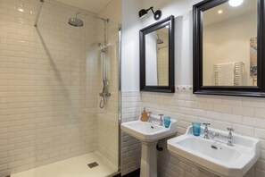 Apartment | Bathroom