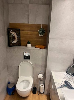 Douche, sĂšche-cheveux, serviettes fournies, papier toilette