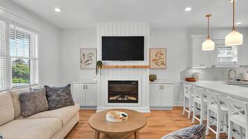 Smart TV, fireplace