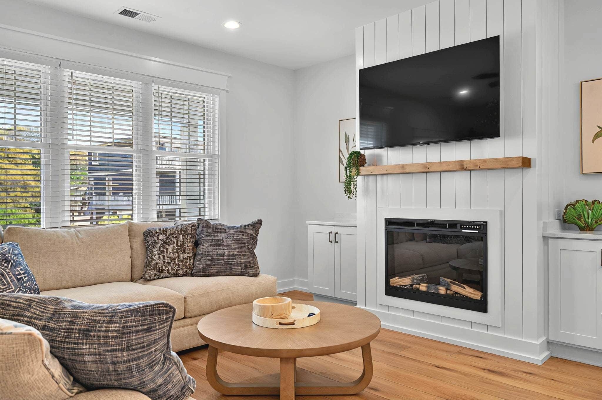 Smart TV, fireplace
