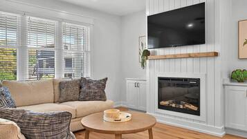 Smart TV, fireplace
