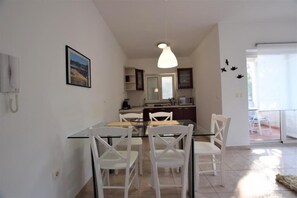 Dining - 2-bedroom apartment in quaint Mandre with private terrace. Relax and enjoy (Mandre)