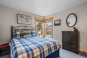 3 bedrooms, desk, iron/ironing board, WiFi - 3BR Chalet With Hot Tub | Restaurant. Pool (Redmond)