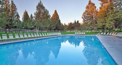 3BR Chalet With Hot Tub | Restaurant. Pool