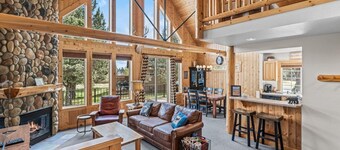 3BR Chalet With Hot Tub | Restaurant. Pool