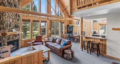 3BR Chalet With Hot Tub | Restaurant. Pool