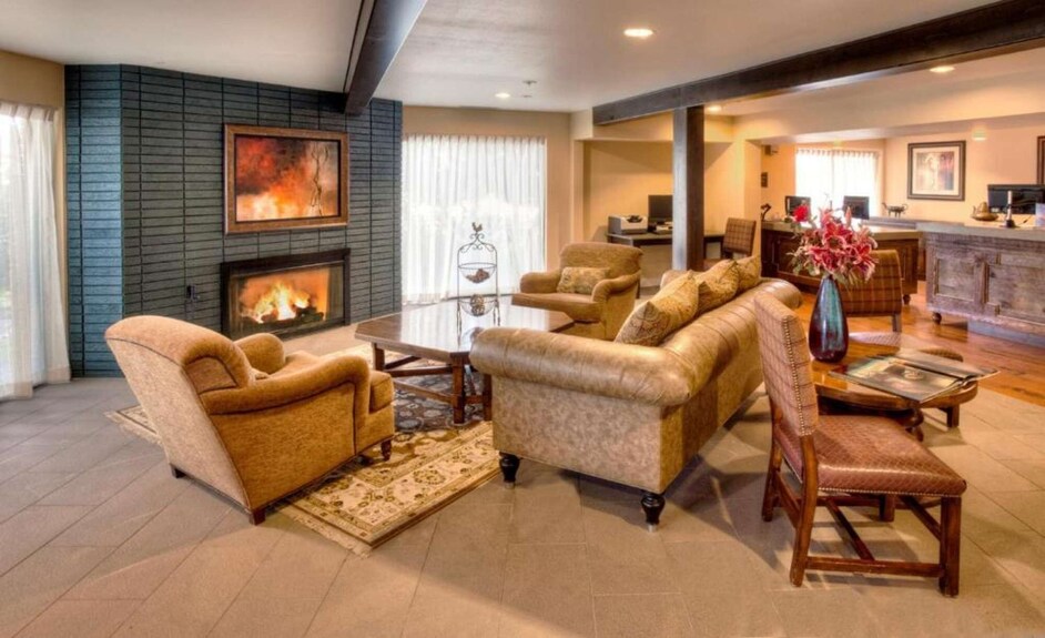 3br Chalet With Hot Tub | Restaurant. Pool - Redmond, OR