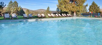 3BR Chalet With Hot Tub | Restaurant. Pool