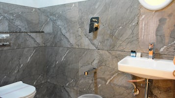 Chambre Deluxe | Salle de bain | Douche, articles de toilette gratuits, serviettes fournies, savon