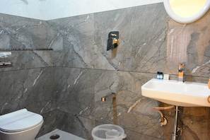 Camera Deluxe | Bagno | Doccia, set di cortesia gratuito, asciugamani, sapone