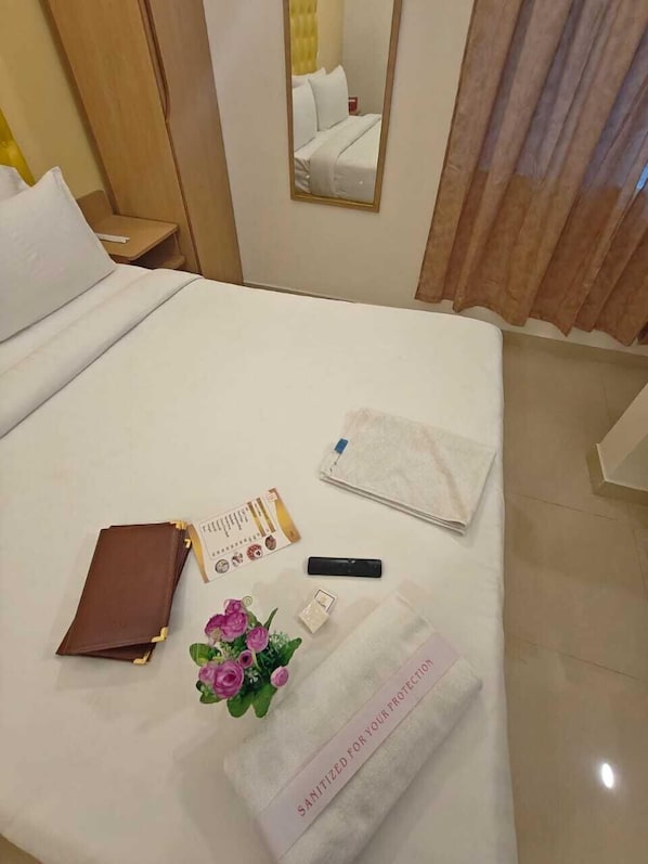 Executive Room | Bathroom | Shower, free toiletries, towels, soap