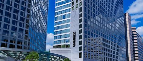 En moderne højhusbygning med en glasfacade og et skilt med teksten "MERIDIAN".