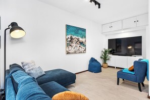 Smart TV, chimenea y oficina 