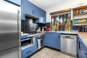 ثلاجة، ميكروويف، فرن، موقد طهي مسطح