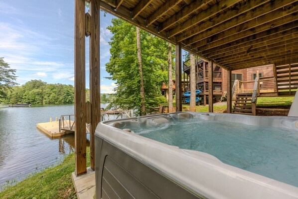 Outdoor spa tub