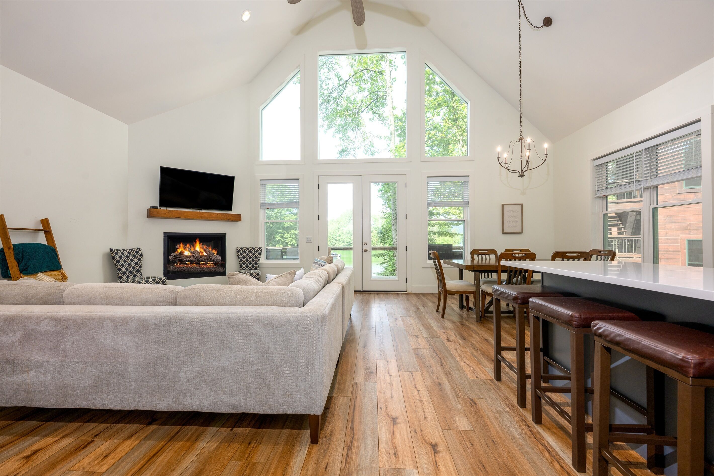 Smart TV, fireplace