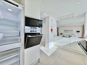 Micro-ondas, lava-louças, cafeteira/chaleira