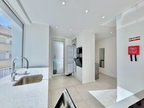 Micro-ondes, lave-vaisselle, cafetière/bouilloire