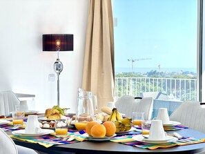 Micro-ondes, lave-vaisselle, cafetière/bouilloire