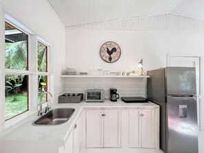 Réfrigérateur, four, plaque de cuisson, cafetière/bouilloire