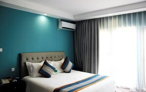 Business Single Room, Balcony, Sea View | Bathroom | Slippers, towels, soap, shampoo - bintumani hotel (Freetown)