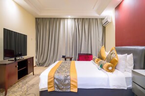 Een bureau, een laptopwerkplek, gratis wifi