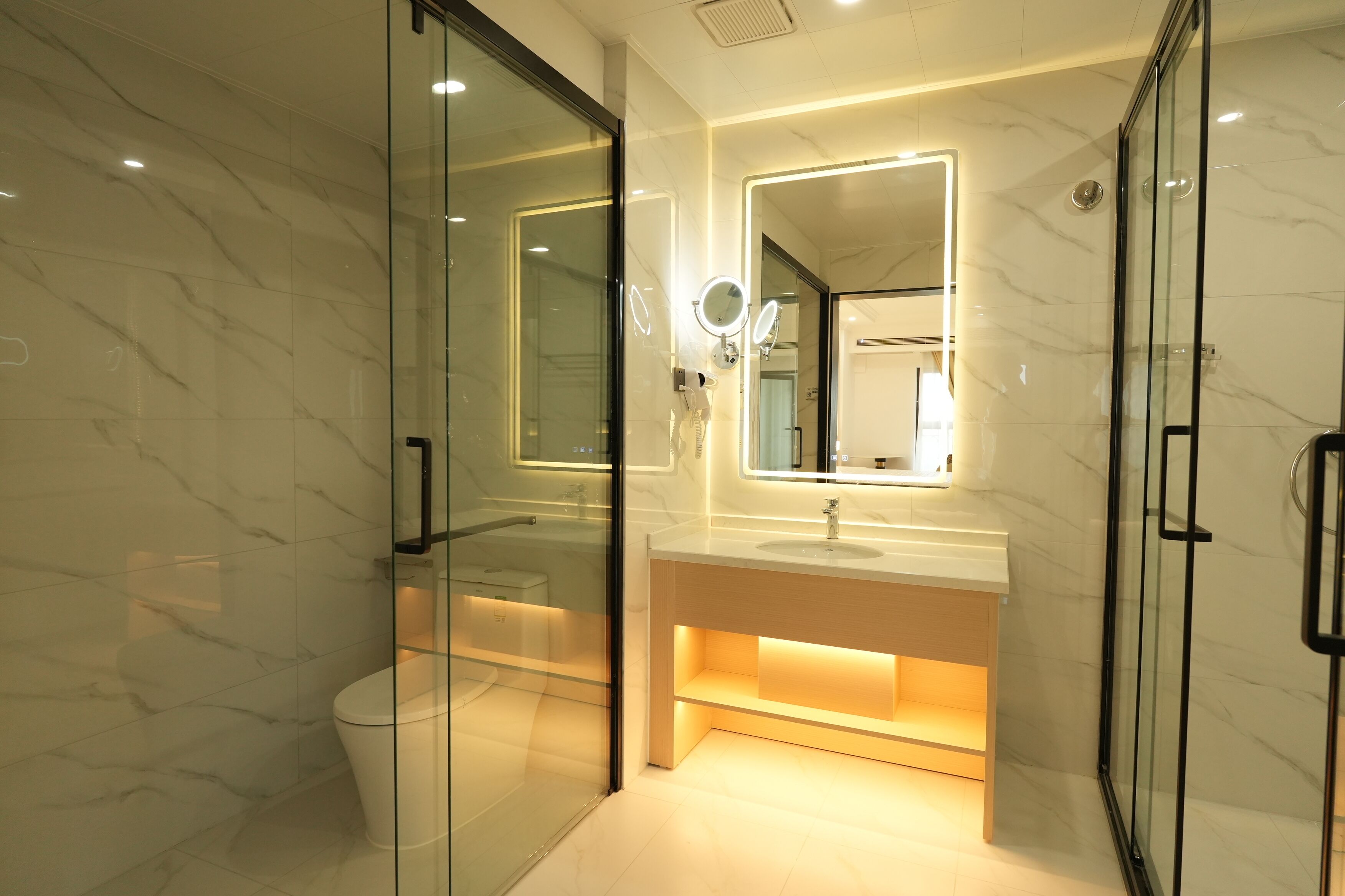 Superior Studio Suite, Balcony | Bathroom