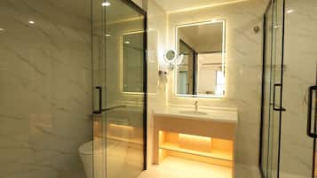 Superior Studio Suite, Balcony | Bathroom