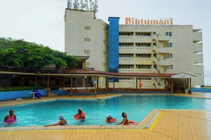 Outdoor pool - bintumani hotel (Freetown)