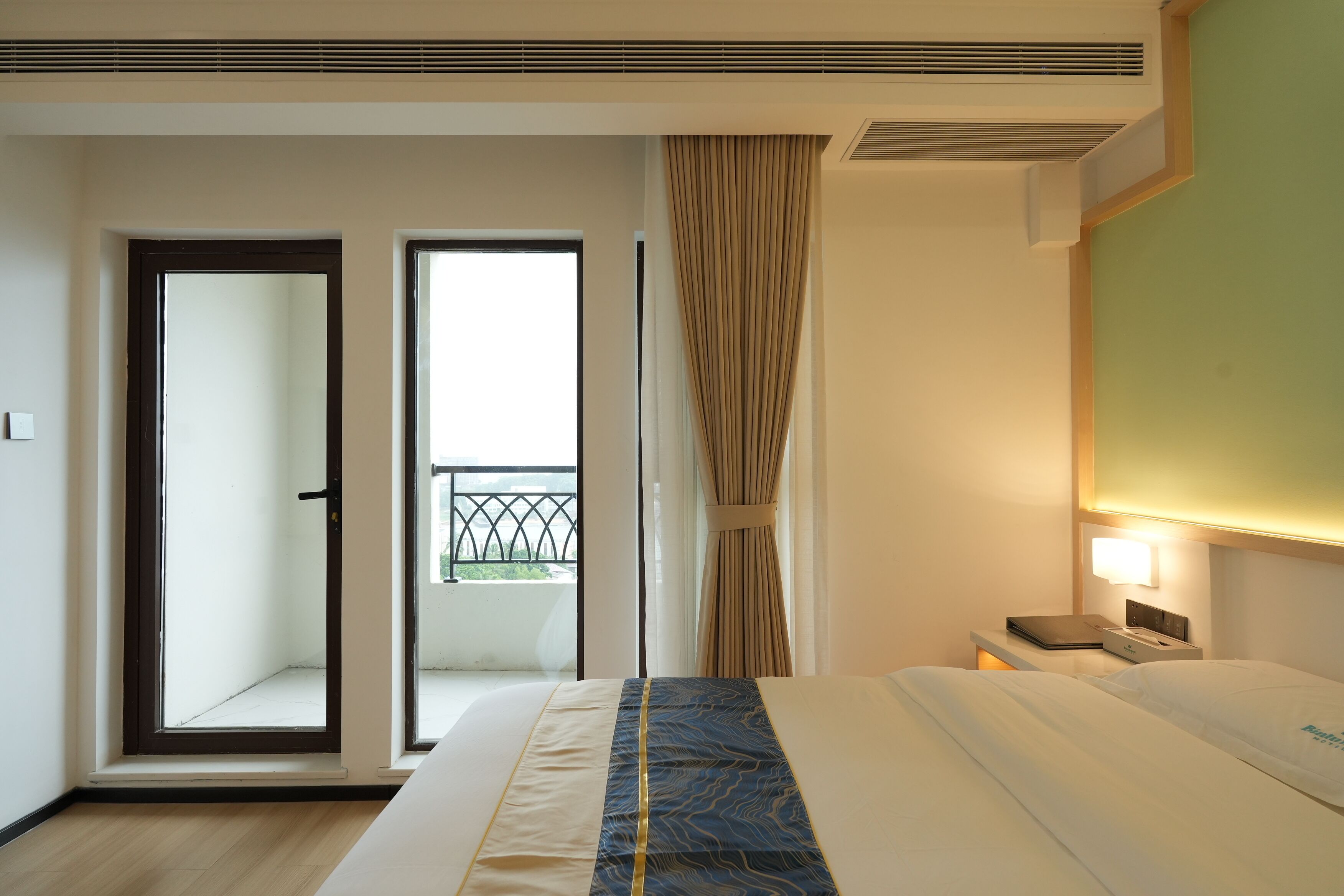 Deluxe Studio Suite, Balcony | Living area