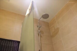 Pantuflas, toallas, jabón, shampoo