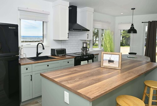 Riverside Condo with Pool | Les Voitures d'Eau