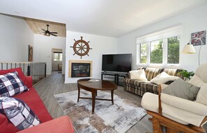 Una televisión, un futbolín, un reproductor estéreo