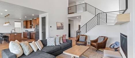 Smart-tv, een open haard, videospelletjes en een dvd-speler