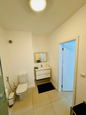 Douche, serviettes fournies, papier de toilette