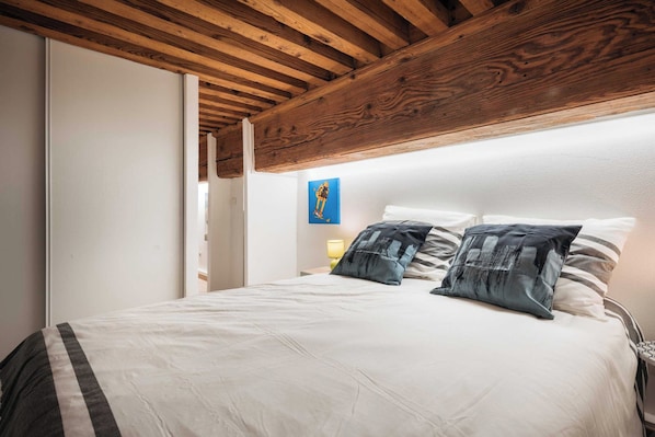 Apartemen | 1 kamar tidur, setrika/meja setrika, dan seprai linen