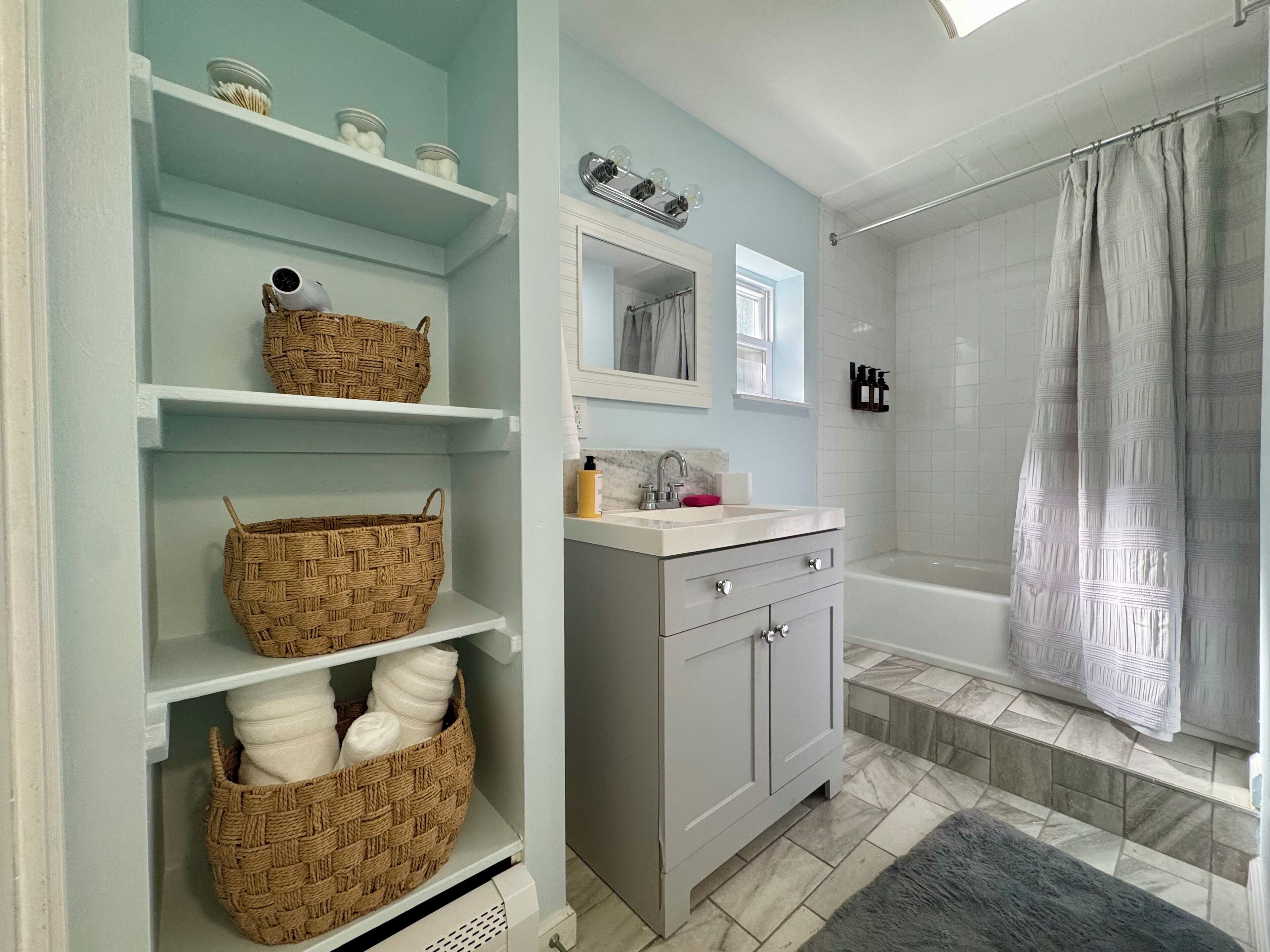 Secador de cabelo, toalhas de banho, sabonete, papel higiênico