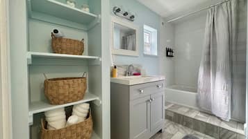 Secador de cabelo, toalhas de banho, sabonete, papel higiênico