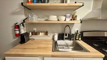 Een magnetron, een oven, een kookplaat