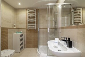 Dusche, Haartrockner, Handtücher, Seife