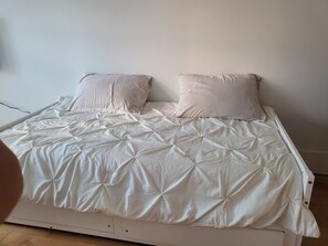 2 bedrooms, WiFi, bed sheets