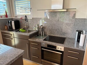 冷蔵庫、オーブン、コンロ、食器洗い機