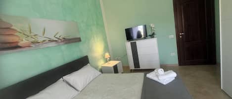 2 quartos, ferros/tábuas de passar roupa, Wi-Fi, roupa de cama