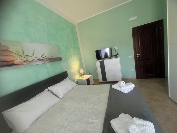 2 bedrooms, iron/ironing board, WiFi, bed sheets