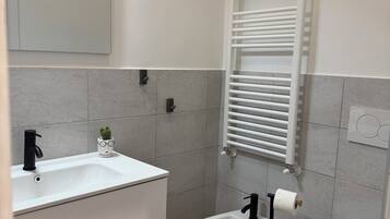 Dusche, Haartrockner, Bidet, Handtücher