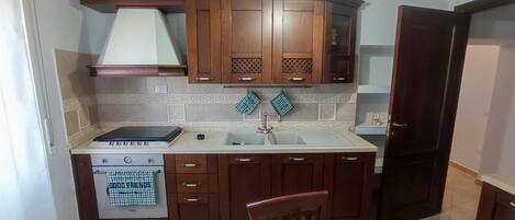 Een microgolfoven, een oven, een kookplaat