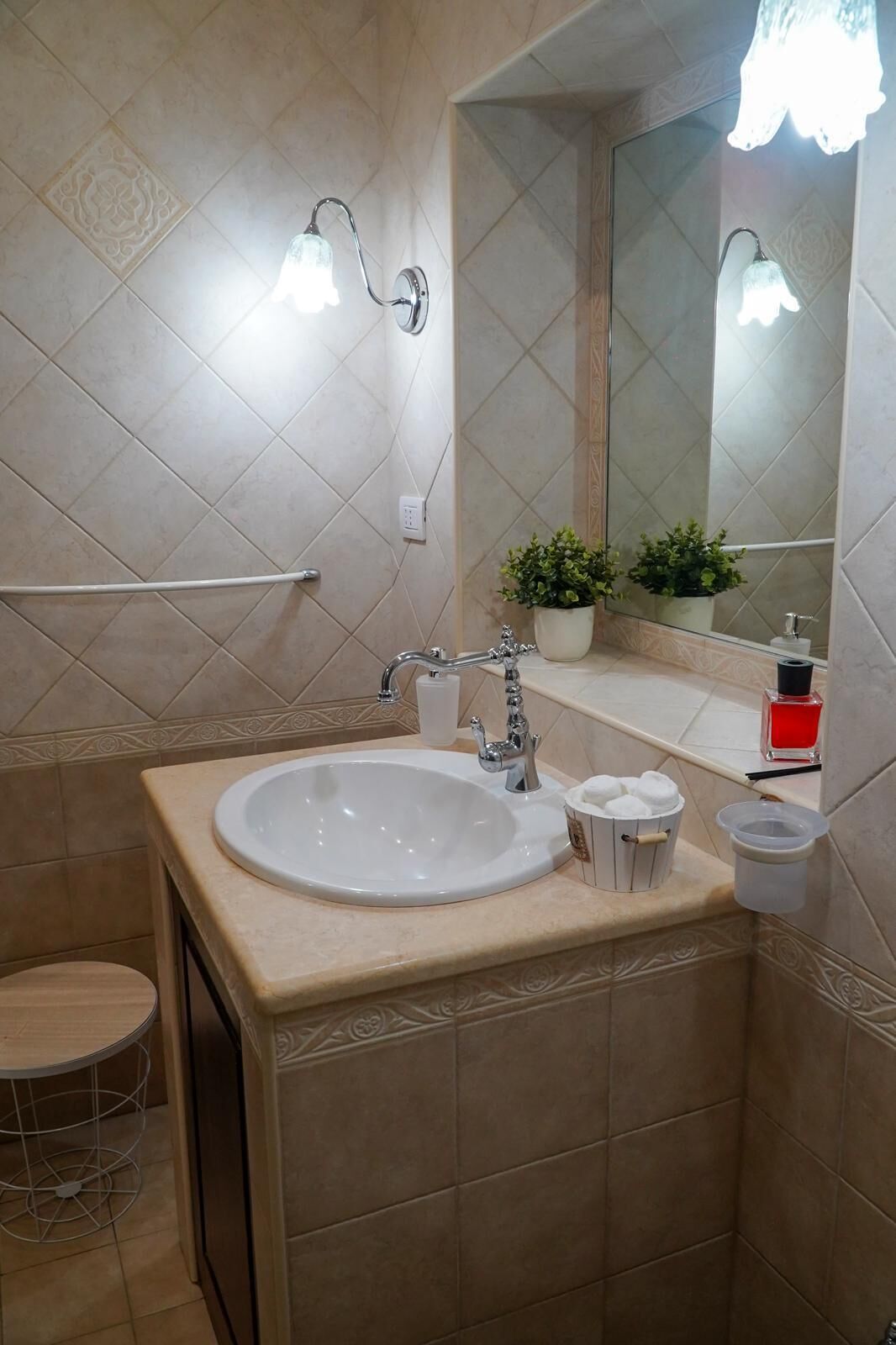 Bruser, hårtørrer, bidet, håndklæder