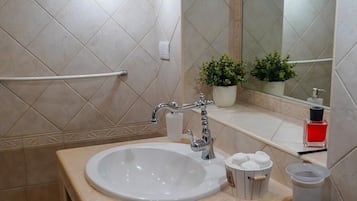 Dusche, Haartrockner, Bidet, HandtĂŒcher